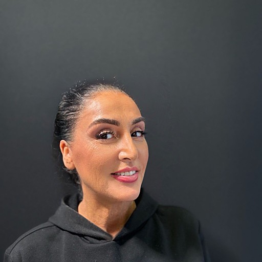 Rabia — Rezeptionistin bei PRIMEHAIR